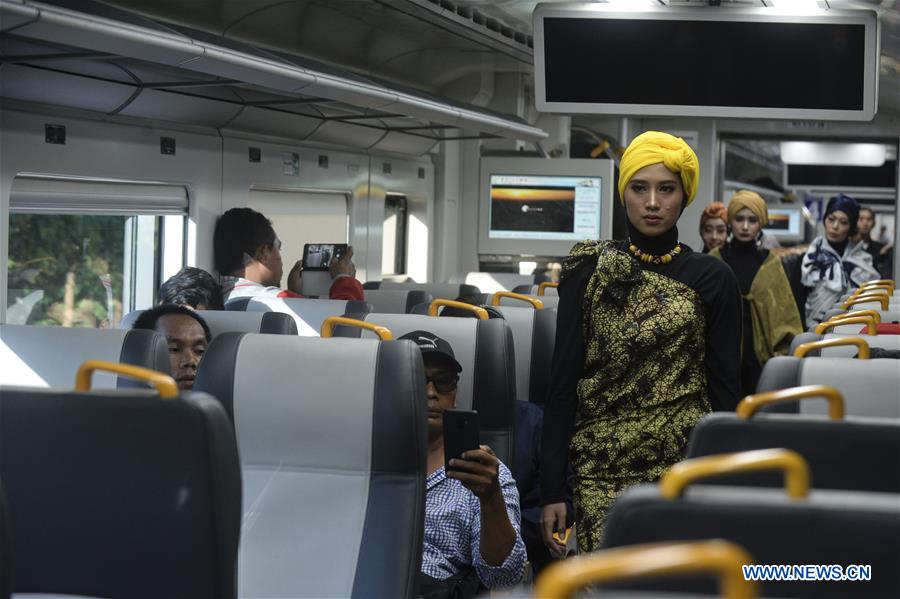 INDONESIA-JAKARTA-TRAIN-FASHION SHOW-RAMADAN