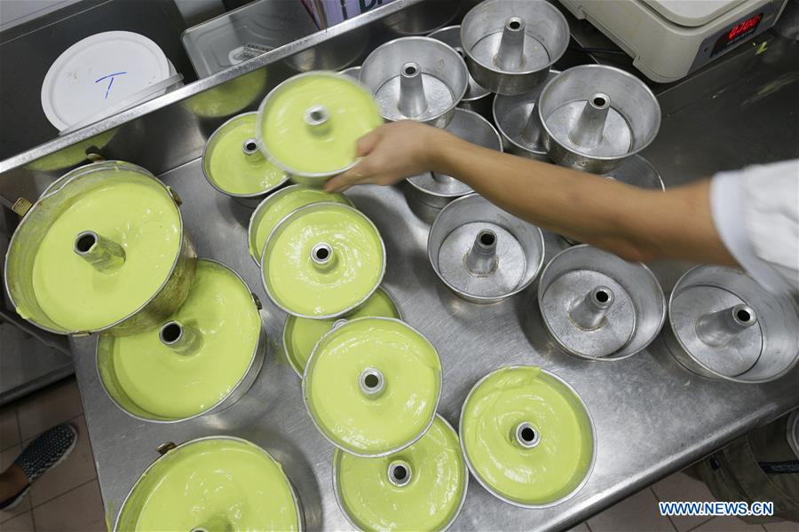 SINGAPORE-PANDAN CAKE-MAKING