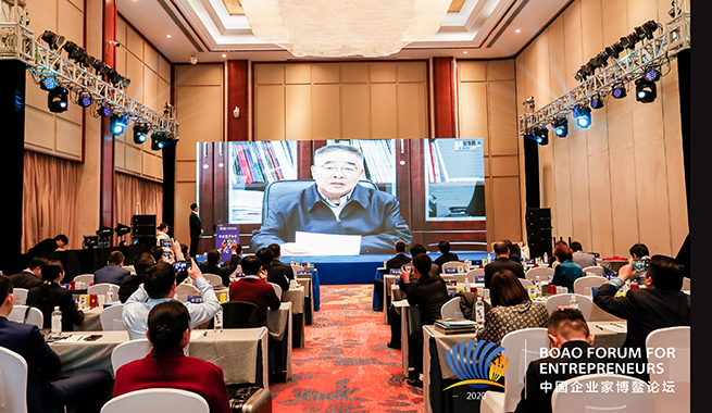 國(guó)家榮譽(yù)稱號(hào)獲得者、中國(guó)工程院院士、天津中醫(yī)藥大學(xué)校長(zhǎng)張伯禮在視頻致辭