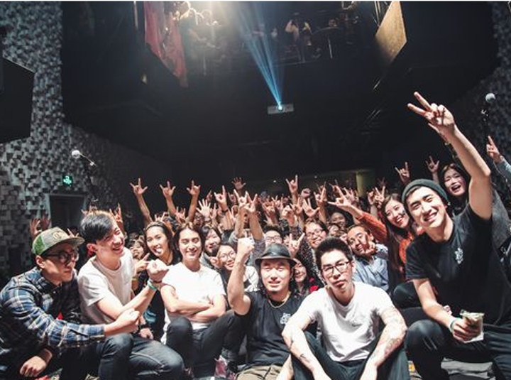 WHO&rsquo;S LISTENING？