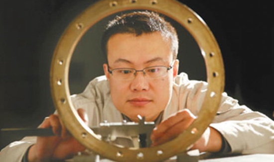 他的指紋幾乎磨平 只為練就&ldquo;微米級(jí)&rdquo;的觸覺