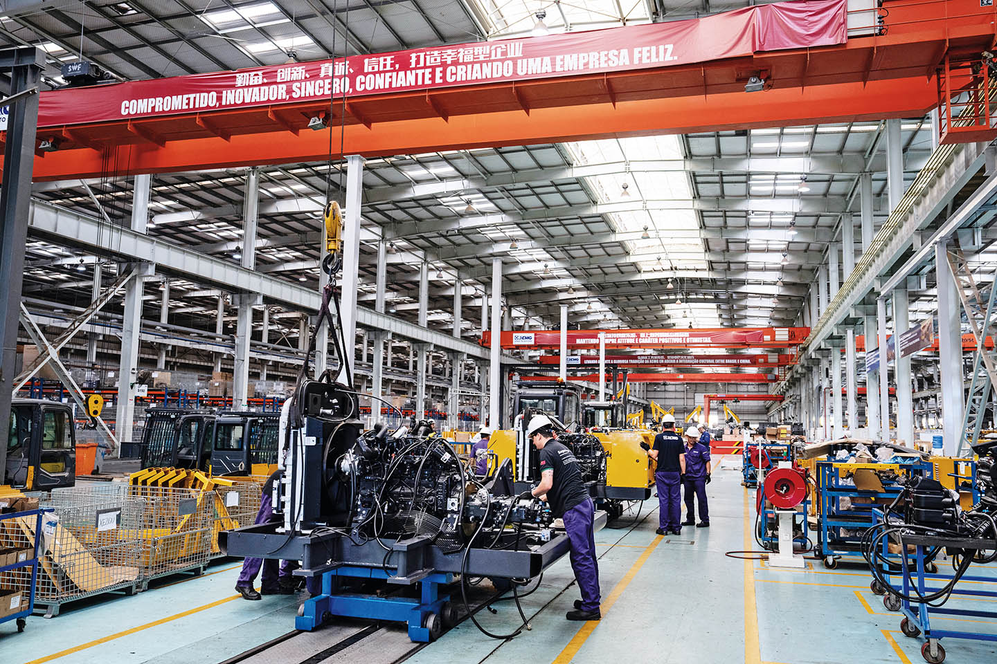 2025年1月27日，工人在巴西包索市的徐工巴西制造有限公司生产车间内工作 王天聪摄/本刊