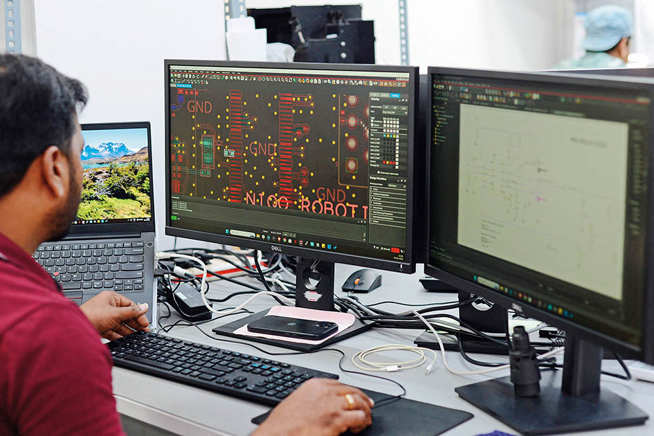 一名员工在印度班加罗尔的农业科技初创公司Niqo Robotics 的办公室里工作 法新社 一名员工在印度班加罗尔的农业科技初创公司Niqo Robotics 的办公室里工作 法新社