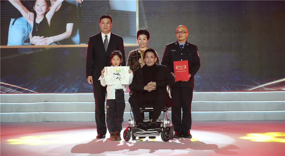 頒獎(jiǎng)嘉賓為第三位年度感動(dòng)人物張海林、朱丹丹夫婦頒獎(jiǎng)