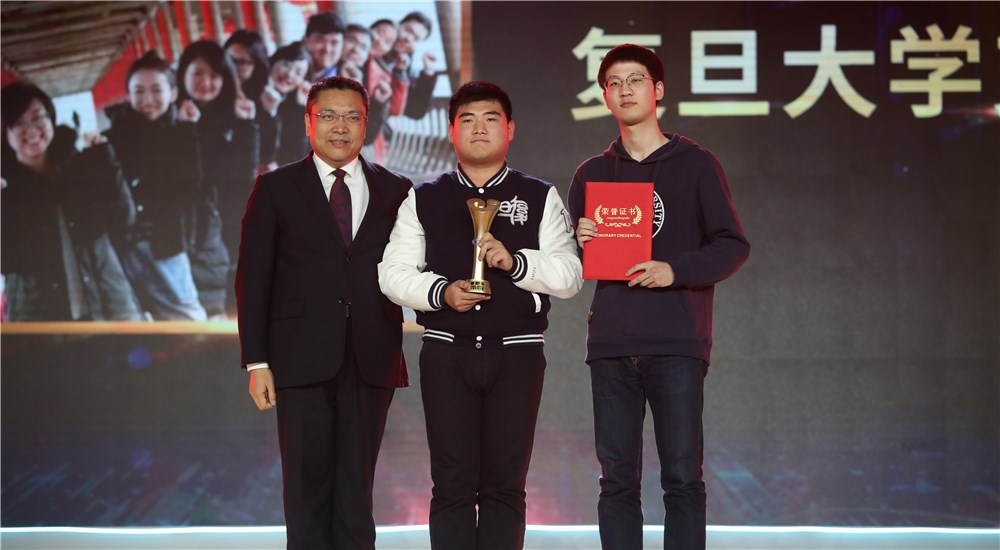 頒獎(jiǎng)嘉賓為第十位年度感動(dòng)人物、復(fù)旦大學(xué)支教團(tuán)頒獎(jiǎng)