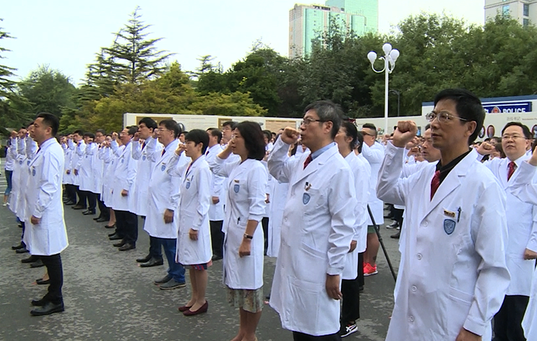 致敬偉大改革｜對話40年，講述身邊的健康故事（第二十集）&mdash;&mdash;設(shè)立醫(yī)師節(jié)，醫(yī)務(wù)人員有了自己的節(jié)日