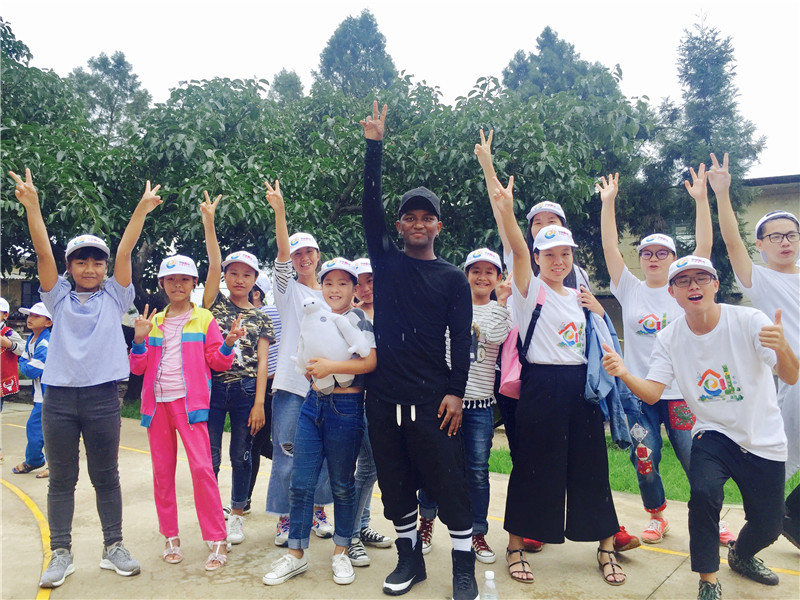 e創(chuàng)公益大使與志愿者、小朋友一起鄉(xiāng)村運(yùn)動(dòng)會(huì)