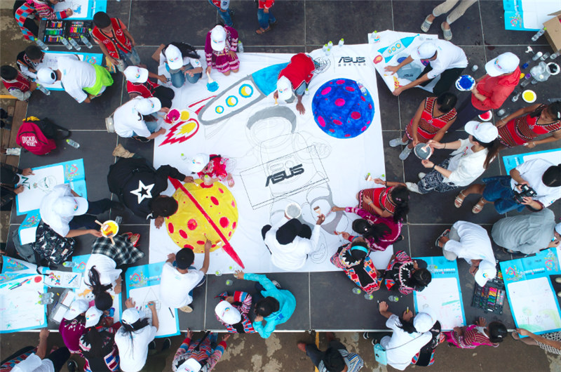 e創(chuàng)公益大使、志愿者和小朋友一同夢(mèng)想涂鴉