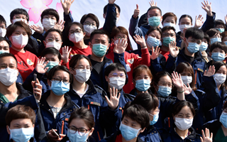 稟父老：樓蘭破，人平安，白衣戰(zhàn)士把家還！