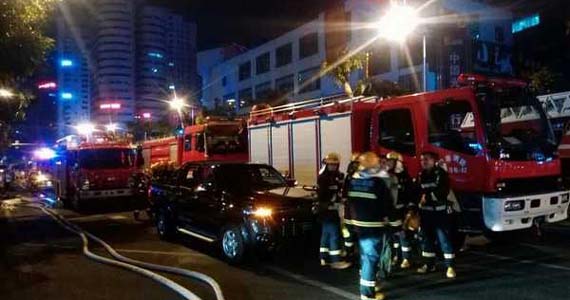 ?？诩瘟甏髲B電纜井起火 玻璃掉落致1人重傷