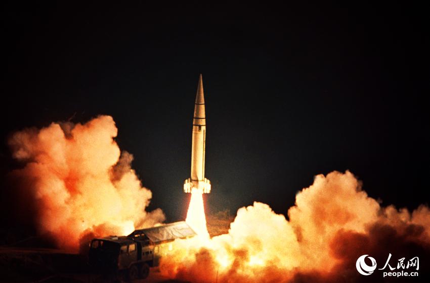 戈壁驚雷。馮根鎖攝