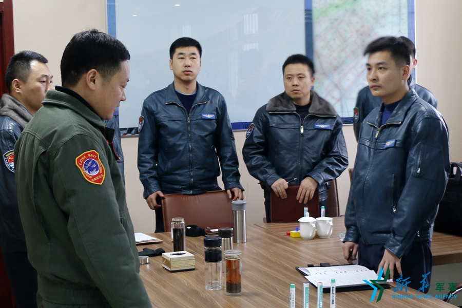 張超（右一）飛行后參加講評(píng)。