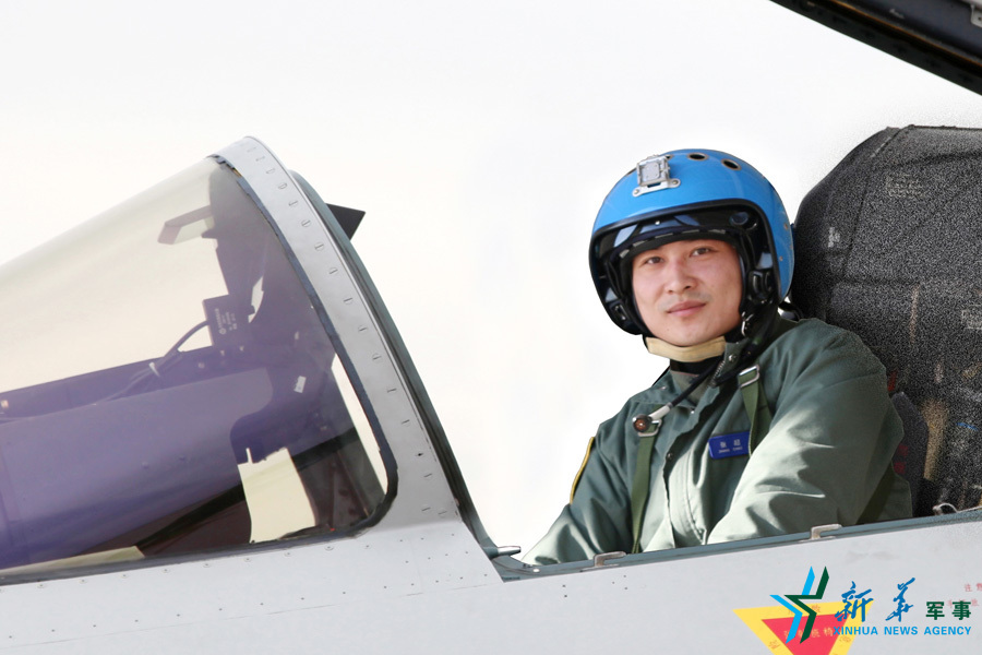 &uarr;戰(zhàn)機(jī)上準(zhǔn)備起飛的張超。