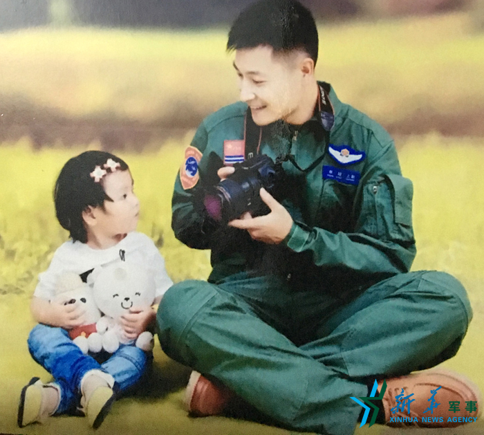 資料圖片：被選為艦載戰(zhàn)斗機(jī)飛行員的張超與女兒合影。