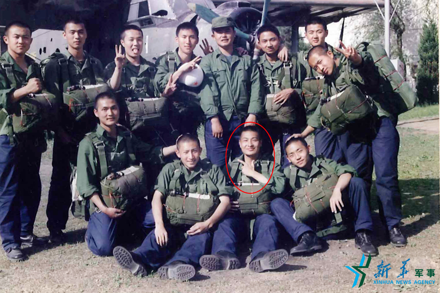 資料圖片：跳傘前合影留念。