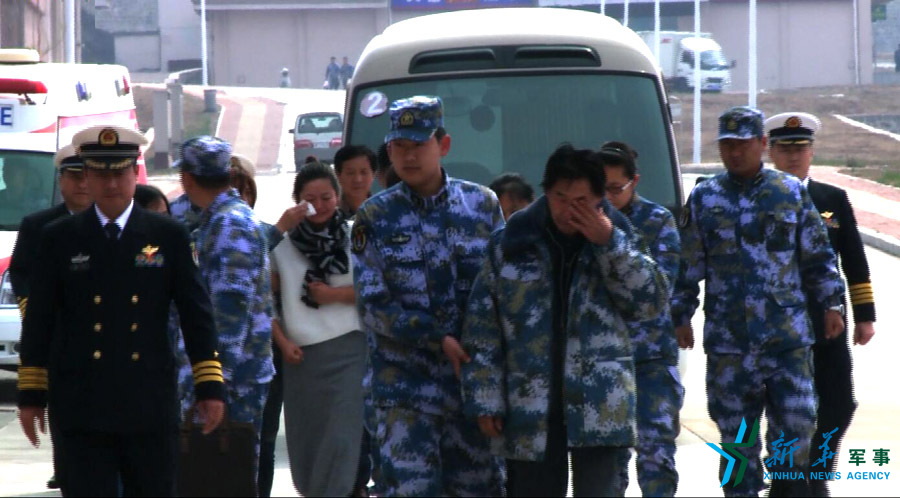 &uarr;張超的父親（右四）及家屬揮淚送別張超。