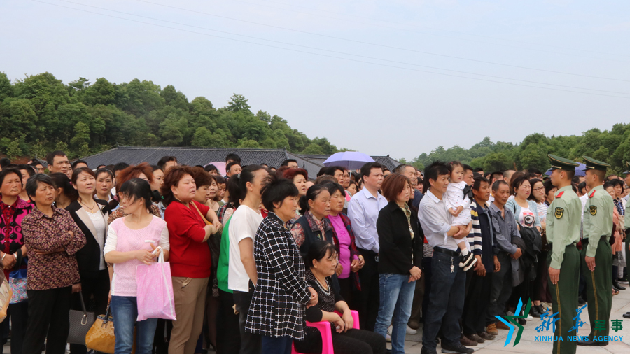 &uarr;張超烈士骨灰安葬儀式現(xiàn)場，岳陽的父老鄉(xiāng)親紛紛來給張超送別。