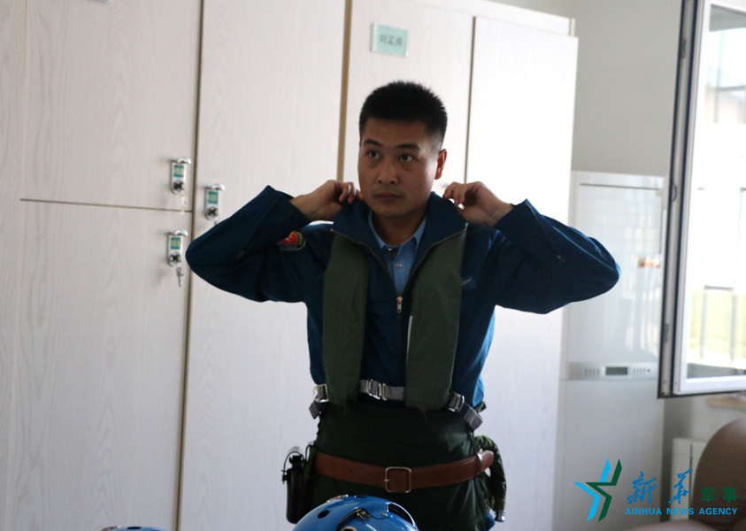 &uarr;資料圖片：張超嚴(yán)格按規(guī)定著裝參加飛行訓(xùn)練。