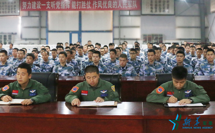 資料圖片：張超（右一）參加部隊(duì)思想政治教育。