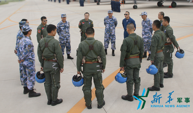 飛行后，黨委班子現(xiàn)場(chǎng)講評(píng)飛行情況。