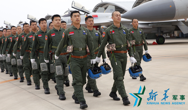 飛行員列隊進(jìn)場。