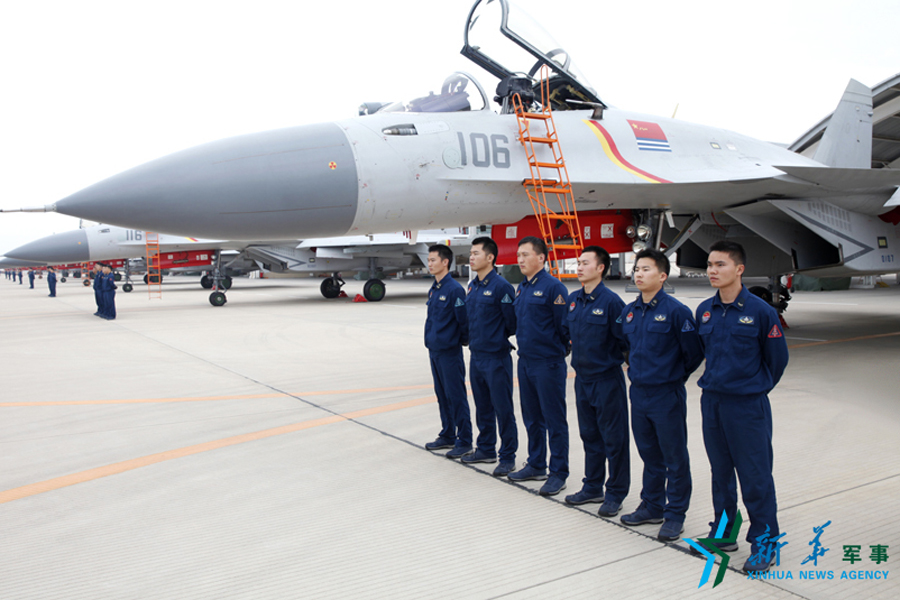 &uarr;機務(wù)官兵為戰(zhàn)鷹保駕護航。