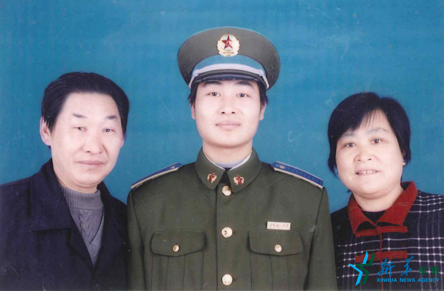 &uarr;資料圖片：張超考入飛行學(xué)院后成為全家的驕傲。