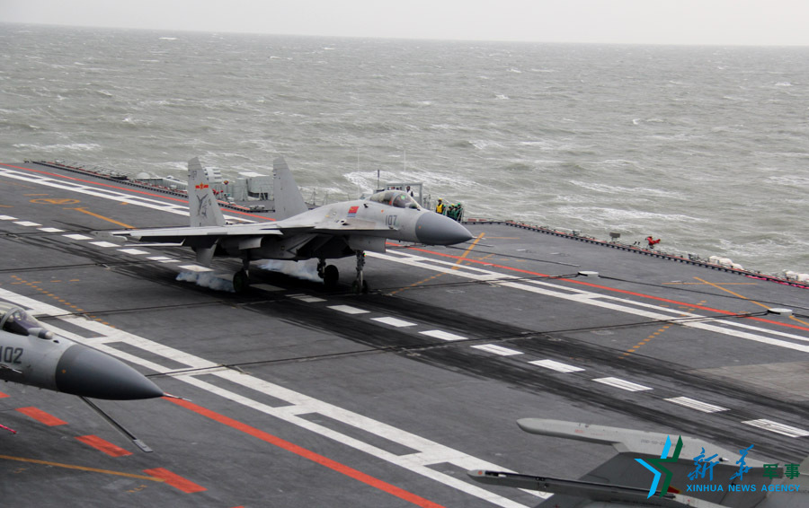 &uarr;資料圖片：艦載戰(zhàn)斗機(jī)下落著艦瞬間。