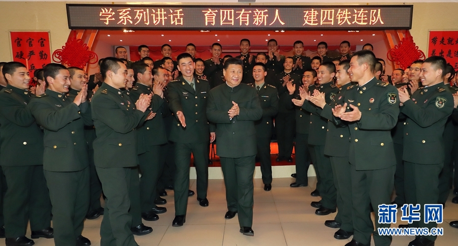 1月23日，習近平專程來到陸軍第65集團軍，深入基層連隊，看望慰問官兵，代表黨中央和中央軍委，向全軍指戰(zhàn)員、武警部隊官兵、民兵預備役人員致以誠摯問候和新春祝福。這是習近平在該集團軍&ldquo;大功三連&rdquo;同官兵在一起。新華社記者李剛攝