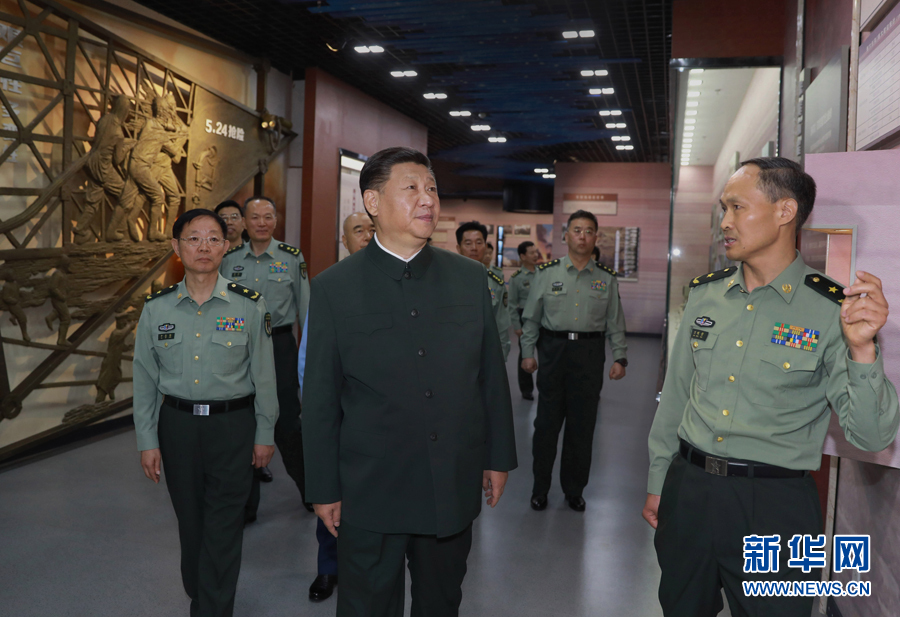 6月22日，正在山西省考察工作的中共中央總書記、國家主席、中央軍委主席習(xí)近平來到駐晉部隊某基地視察調(diào)研，代表黨中央和中央軍委，向基地組建50周年致以熱烈的祝賀，向老一輩創(chuàng)業(yè)者、廣大基地官兵致以崇高的敬意和誠摯的問候。這是習(xí)近平視察基地軍史館。新華社記者 李剛 攝