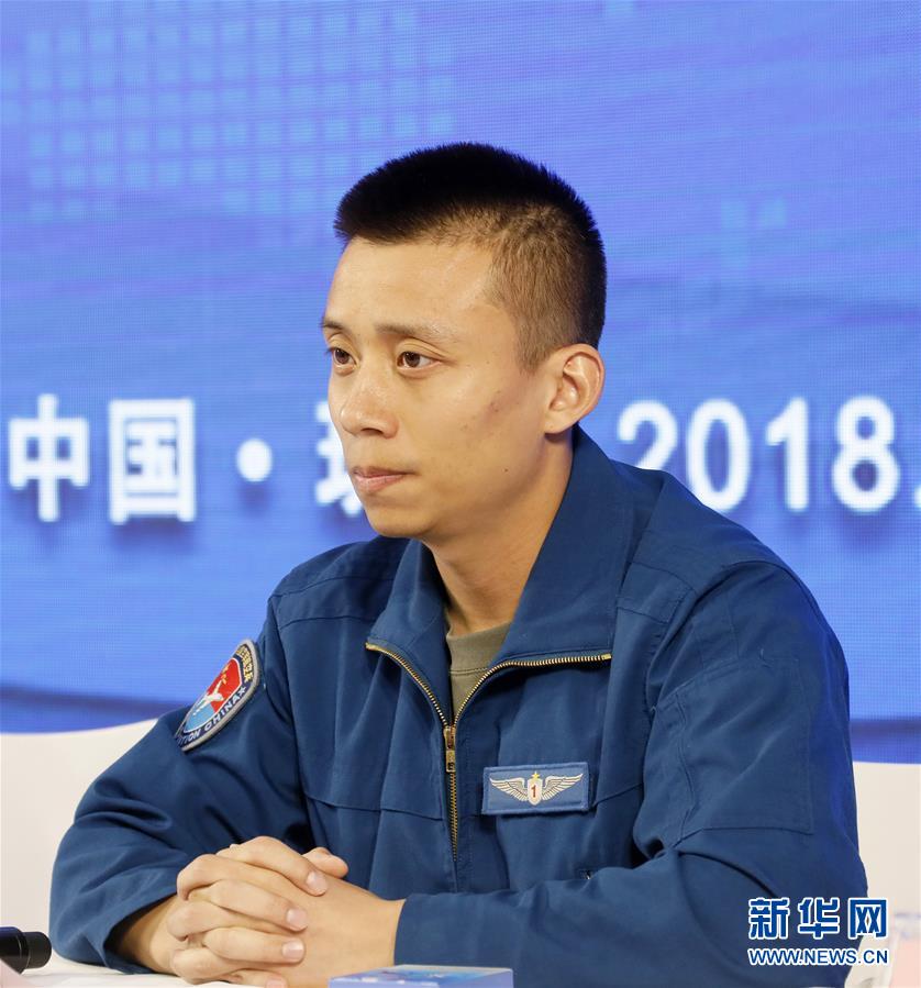 (圖文互動(dòng))(2)中國(guó)空軍新型戰(zhàn)機(jī)飛行員“論劍”珠海航展