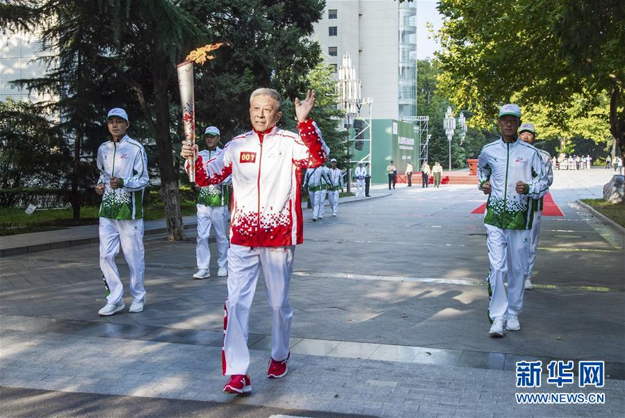（軍運(yùn)會&middot;圖文互動）（1）軍運(yùn)會火炬?zhèn)鬟f活動在火箭軍工程大學(xué)舉行（配本社同題文字稿）
