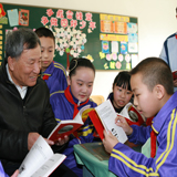 喬安山給小學生講雷鋒的故事。