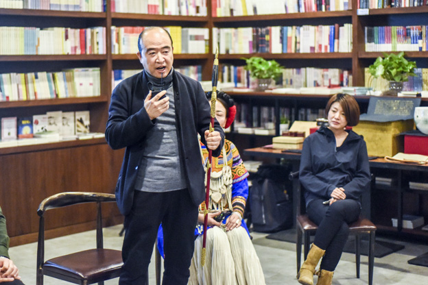 劉文濤：通過對每件兵器的復(fù)制，我們了解兵器造型與兵器制作的手藝，實現(xiàn)與古人的對話。