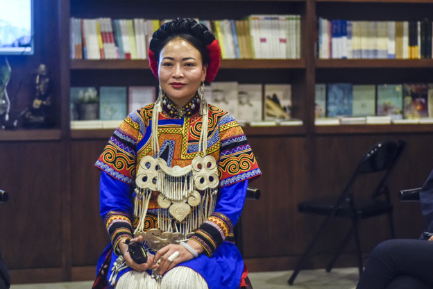 阿牛阿呷：對彝族姑娘來說，胎教就是彝族的刺繡文化，但是當我們走出來，我們覺得我們對其他支系的服飾知識了解太少了，需要學(xué)習的很多，所以開辦了這個專業(yè)。