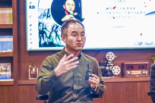 王曉昕：語言問題其實是非遺傳承所面臨的一個普遍問題。非遺傳承人可能有很好的技藝，但是因為語言問題沒有辦法與外面的人交流，就失去了傳承的機會。