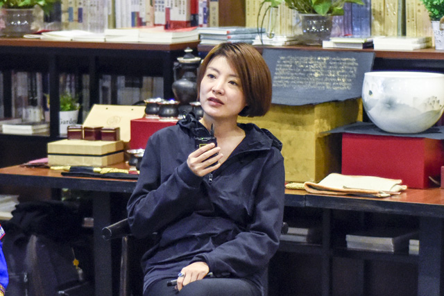 秦思：堅(jiān)持還是因?yàn)闊釔?ài)，我一直想把有意義的事情做得有意思。我希望有更多的人來(lái)關(guān)注非遺文化，把文化融入到工藝當(dāng)中。