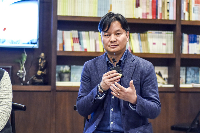 丁大為：烏銅走銀有三百年的歷史了，是云南地區(qū)獨(dú)有的技藝。這門技藝入門大概需要3年，學(xué)成需要20年。用語(yǔ)言去表達(dá)它其實(shí)是很難的。