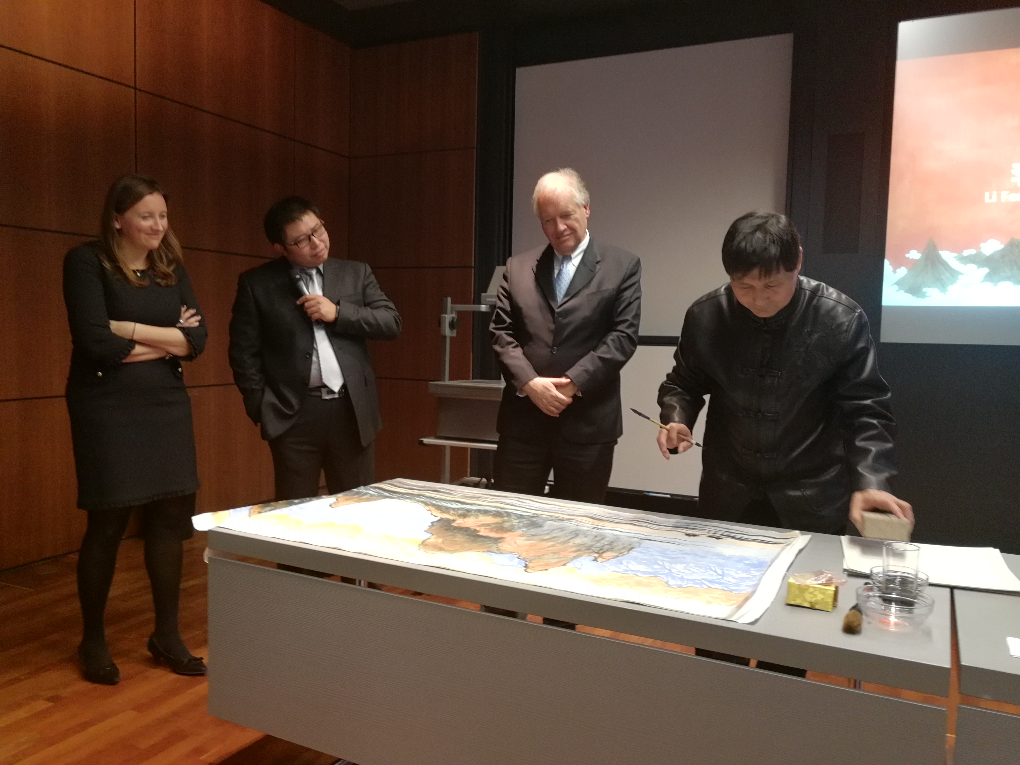 作為一個藝術(shù)家，我也要為這個國家和社會做一點自己的貢獻。在這次跨國文化交流活動中，作為唯一的隨團畫家，我創(chuàng)作出了多幅以&ldquo;一帶一路&rdquo;為主題的中國畫。