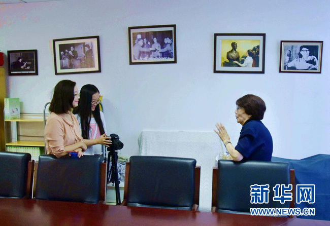 播音室里跟打仗一樣。從夜不能寐的緊張，到全神貫注的投入，用良好的習(xí)慣和過硬的專業(yè)素質(zhì)來化險(xiǎn)為夷。