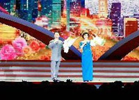 京劇演員于魁智、李勝素獻(xiàn)唱京劇《我是中國(guó)人》