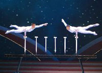 演員汪靜、高鴻陽(yáng)在晚會(huì)上表演雜技《頂&mdash;&mdash;太極》