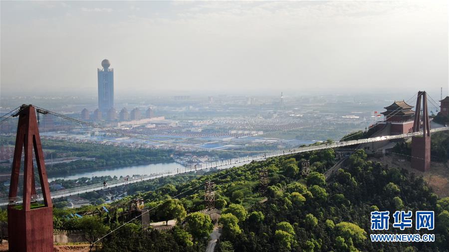 #（社會(huì)）（6）江蘇江陰：&ldquo;凌空漫步&rdquo;