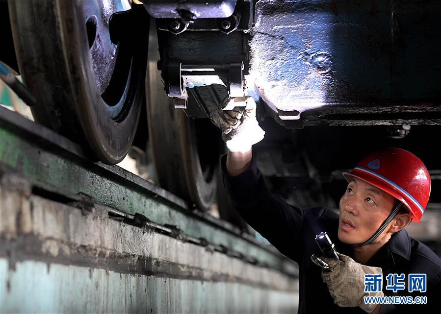 (圖片故事)(1)“機車醫(yī)生”李向前:“望聞問切”保安全