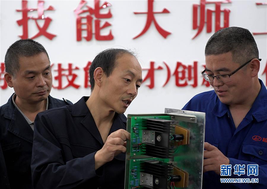 （圖片故事）（7）&ldquo;機車醫(yī)生&rdquo;李向前：&ldquo;望聞問切&rdquo;保安全