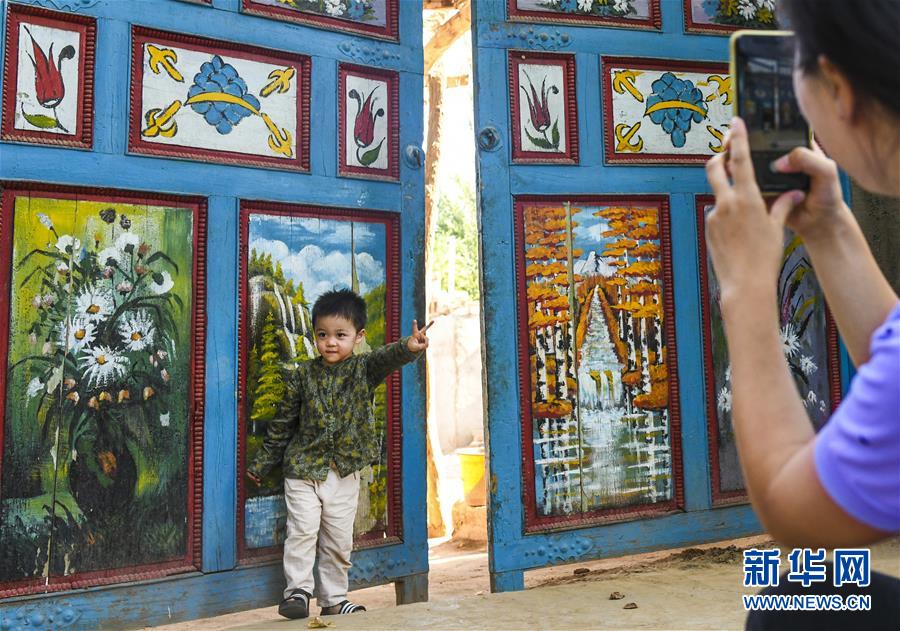 （社會(huì)）（4）新疆鄯善：美麗的&ldquo;彩門(mén)村&rdquo;