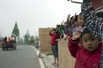 向救援人員敬禮！