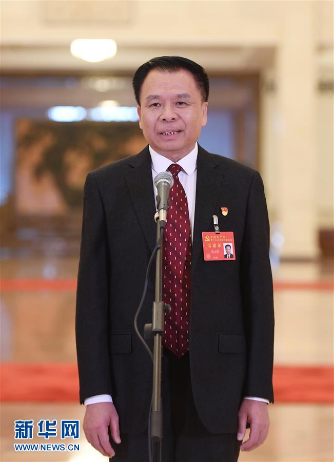 （十九大&middot;黨代表通道）（20）采訪黨代表