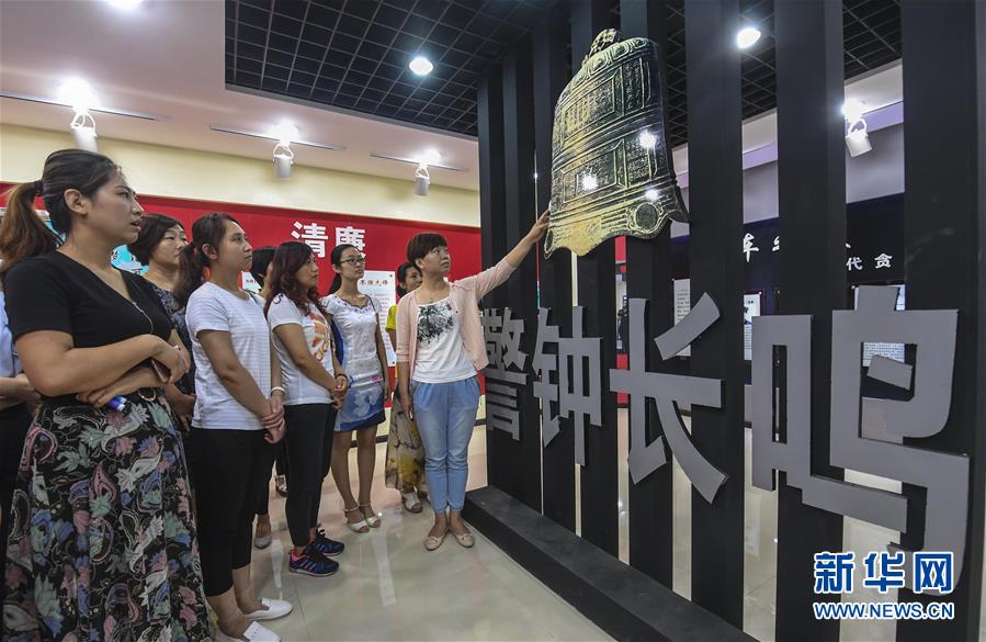 (新華全媒頭條·十九大特別報道·圖文互動)(2)再塑黨的形象的偉大工程——中國共產(chǎn)黨自身建設的五年探索之路