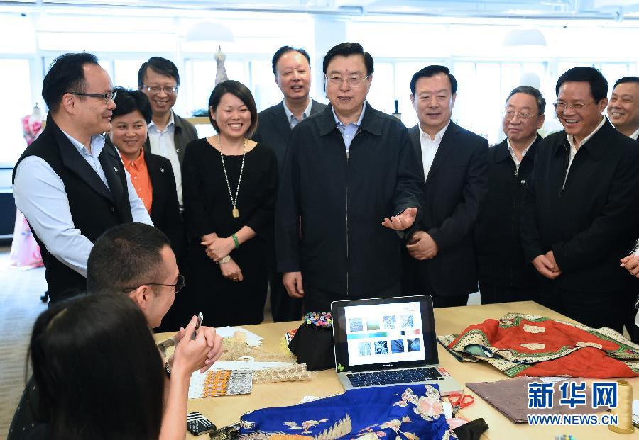 5月8日至11日，中共中央政治局常委、全國人大常委會委員長張德江在浙江調(diào)研。這是5月9日，張德江來到位于嘉興市的雅瑩服裝有限公司，了解公司的服裝設(shè)計、生產(chǎn)和銷售情況。新華社記者 馬占成 攝 